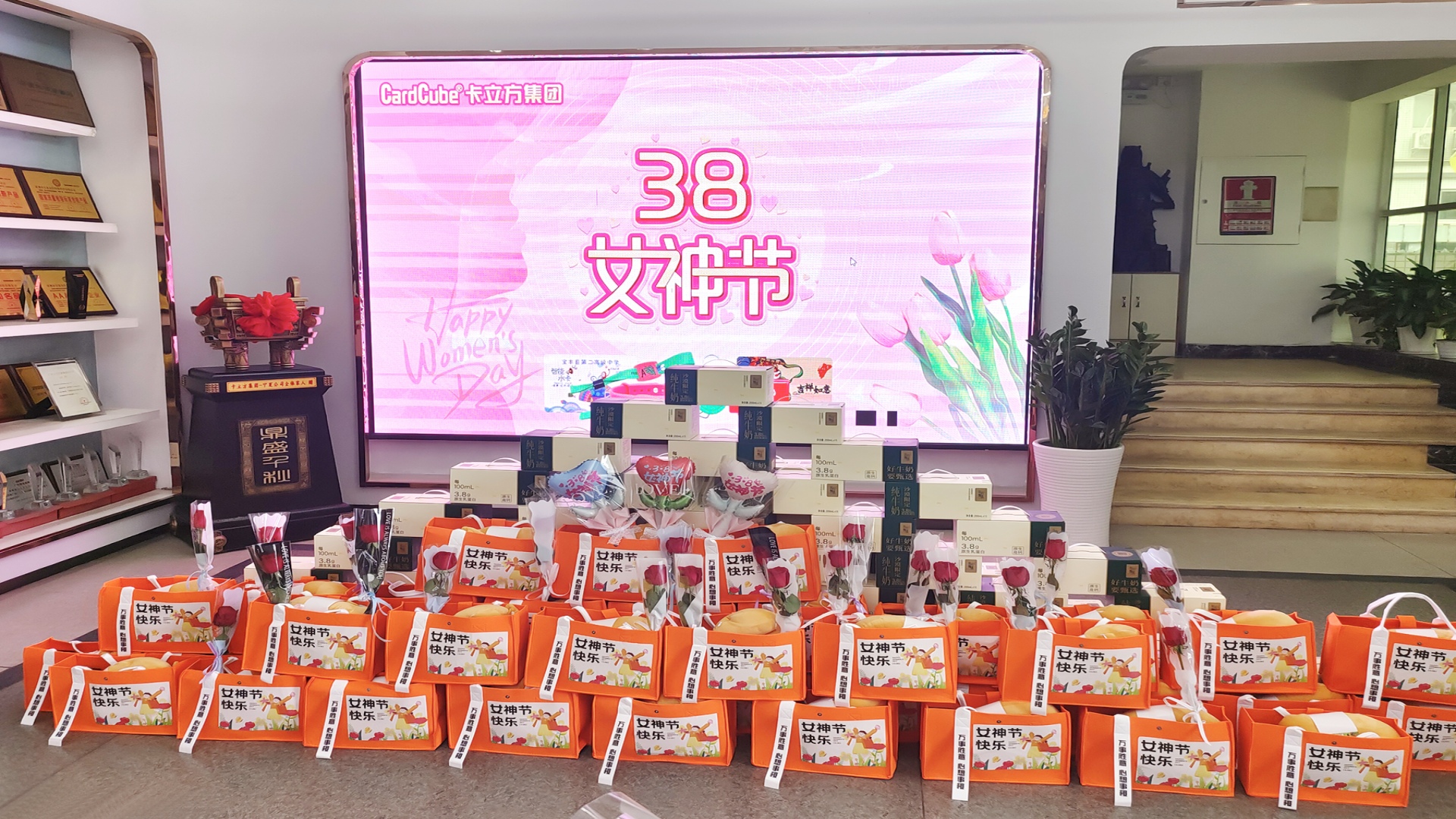 S36沙龙会集团智能卡工厂腕带厂家：以花为礼，，，，，，，致敬每一位 “女神”