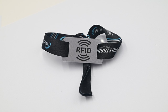 校园卡不但有统一的结构，，，，，，尚有个性化的定制