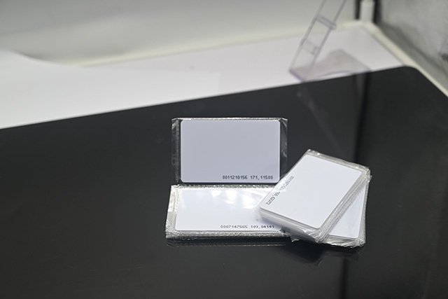 IC卡，，，，，，，ID卡，，，，，，，M1卡，，，，，，，射频卡的区别是什么？？？