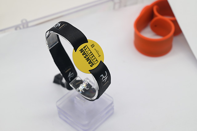 这样的带按键显示屏可视银行卡您是否见过呢？？？？？？？