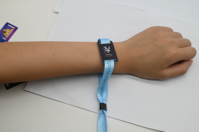 制作人像识别卡的基卡可以是一样平常PVC卡，，，，，，，也可以是磁卡