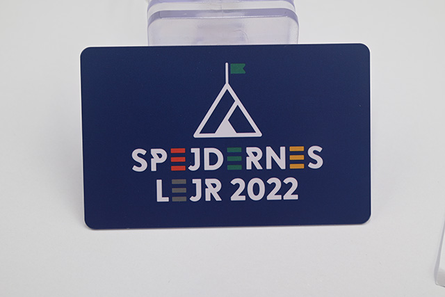 制作钥匙扣卡时的过uv工艺是什么呢？？？？有了之后，，，，有什么效果呢？？？？